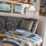 Ein Sofa mit gemustertem Stoff und ein Tisch mit Tischdecke und Schalen.