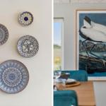 Wand mit vier blau-weißen Keramikplatten und ein Bild eines Vogels an der Wand.