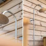 Außen-Dusche mit Duschbrause an Holzwand montiert