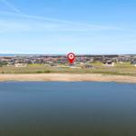 Haus mit Blick auf Wasser und Strand