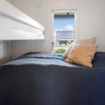 Schlafzimmer mit Doppelbett, Fenster und Wanddekoration.