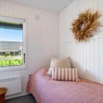 Ein Schlafzimmer mit Bett, Fenster und Wanddekoration.