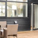 Terrasse mit Sitzgruppe und Glastür zur Wohnung.