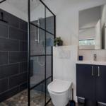 Badezimmer mit Dusche, Toilette und Waschbecken