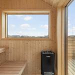Holzsauna mit Sitzbänken und Blick auf den Außenbereich.