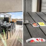 Terrasse mit Grill, Tisch und Stühlen. Spielkarten auf Tisch.