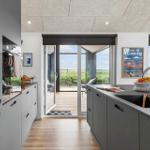 Moderne Küche mit Blick auf Terrasse und Landschaft