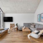 Wohnzimmer mit Sofa, Couchtisch und großem Fenster zur Aussicht