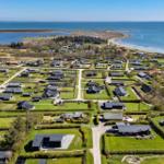 Luftbild von Ferienhäusern mit Grünflächen und Blick aufs Meer