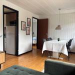 Wohnzimmer mit Essbereich, Küche und Schlafzimmer sichtbar.
