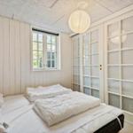 Schlafzimmer mit Bett, Fenster und Glaswand