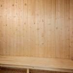 Sauna mit Holzwand und Sitzbänken