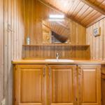 Holzverkleidete Badewanne mit Spiegel und Waschbecken