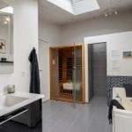 Badezimmer mit Dusche, Whirlpool und Sauna