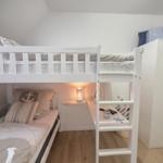 Doppelbett mit unterer Schlafcouch, Nachttisch mit Lampe und Kleiderschrank