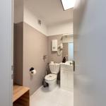 Badezimmer mit Toilette, Waschbecken und Heizkörper