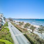 Strandpromenade mit Hotels und Blick aufs Meer.
