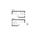 Zwei Zimmer mit Schlafbereichen und Treppenanschlüssen. Orientierung mit Kompass.