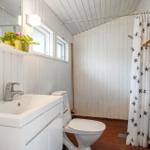 Badezimmer mit Waschbecken, Toilette und Dusche mit Sternen-Badewannenvorhang.