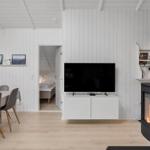 Wohnzimmer mit Kamin, TV und Essbereich. Durchgang zur Schlafzimmer.