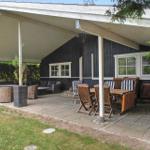 Terrasse mit Sitzgruppe, Tisch und Stühlen unter Dach