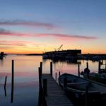 Sonnenuntergang am Hafen mit Booten und Steg