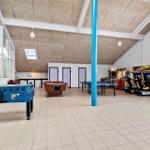 Großer Spielraum mit Tischtennis, Billard, Fußballtisch und Arcade-Spielen.