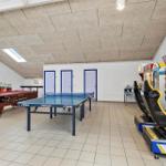 Raum mit Tischtennisplatte, Billardtisch und Rennspielsimulatoren.