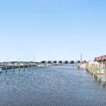 Hafen mit Booten und roten Häusern an der Seite