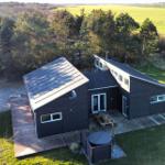 Moderne Hütte mit Garten und Spielplatz in ländlicher Umgebung