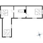Wohnung mit drei Schlafzimmern, Treppe und Kompass. Zimmer mit Betten und Sovesofa.