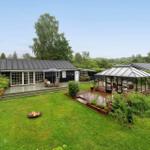 Moderne Villa mit großem Garten, Terrasse und Glashaus. Grillplatz und Sitzgelegenheiten.