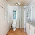 Badezimmer mit Dusche, Toilette und Waschbecken
