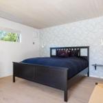 Schlafzimmer mit Bett, Fenster und Tapete an der Wand