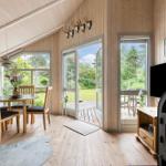 Wohnraum mit Esstisch, Kamin und Blick auf Garten