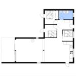 Wohnung mit drei Schlafzimmern, Küche und Bad. Grundriss mit Orientierung.