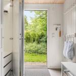 Helle Eingangshalle mit Schuhschrank und Blick auf grünen Garten