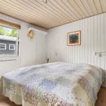 Schlafzimmer mit Bett, Fenster und weißen Wänden.