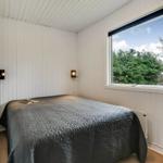 Badezimmer mit Toilette, Waschbecken und Dusche mit Vorhang.