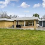 Moderne Villa mit Glasfront, Terrasse und Garten. Hausname Tornerose.
