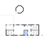 Schlafzimmer mit Holzwand, Bett und Fenster