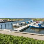 Hafen mit Booten und Blick aufs Wasser