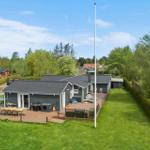 Moderne Villa mit großem Garten, Terrasse und Grillplatz. Blick auf umliegende Häuser.