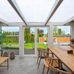 Garderobe mit Tisch, Stühlen und Blick auf Garten