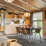 Küche mit Essbereich, Holzverkleidung und Fensterblick