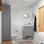 Badezimmer mit Toilette, Waschbecken und Waschmaschine.