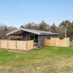 Moderne Holzhütte mit Terrasse und Garten. Nebenhaus mit Schiebetür.