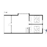 Erster Stock: Wohnbereich, zwei Schlafzimmer mit Betten, Treppe und Kompass.