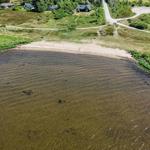 Rettungsring und Tisch am Strand mit Meer im Hintergrund