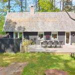 House with terrace, garden and barbecue area. Wooden deck, windows and doors.